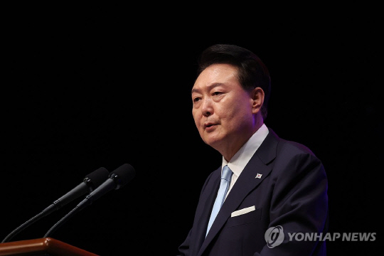 윤석열 대통령이 15일 서울 종로구 세종문화회관에서 열린 제79주년 광복절 경축식에서 경축사를 하며 '8.15 통일 독트린'을 발표하고 있다. 연합뉴스